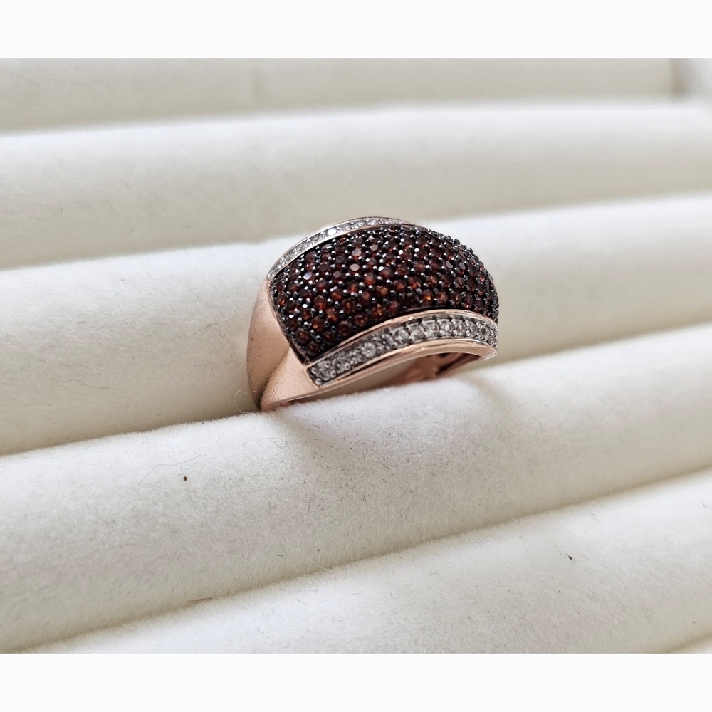 Elegant Rose Gold and Black Stone Ring